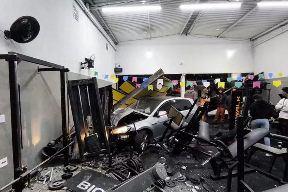 Embriaguez ao volante: carro invade academia e causa destruição em SP