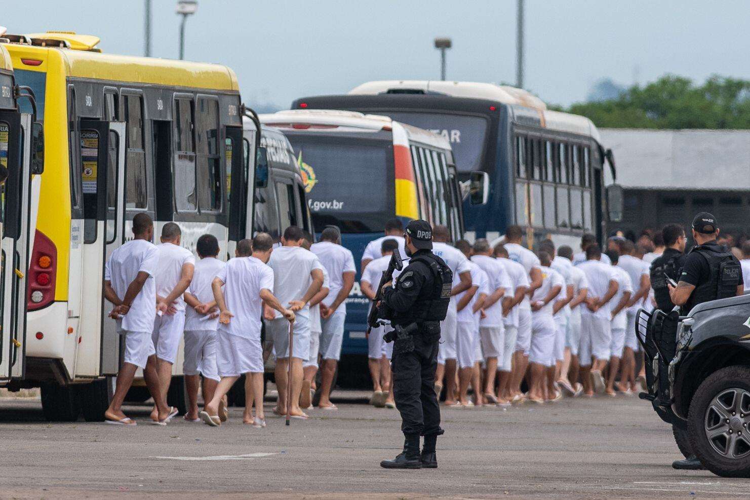 Para combater superlotação, Justiça colocará 1,4 mil presos nas ruas