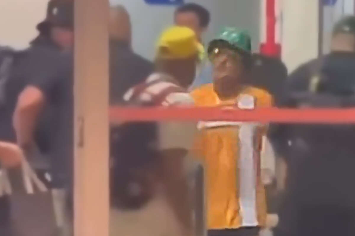 Vídeo: Bruno Mars se despede do Brasil com camisa do time Brasiliense