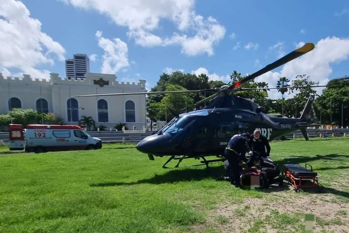 PE: homem é resgatado de helicóptero após carro cair em ribanceira