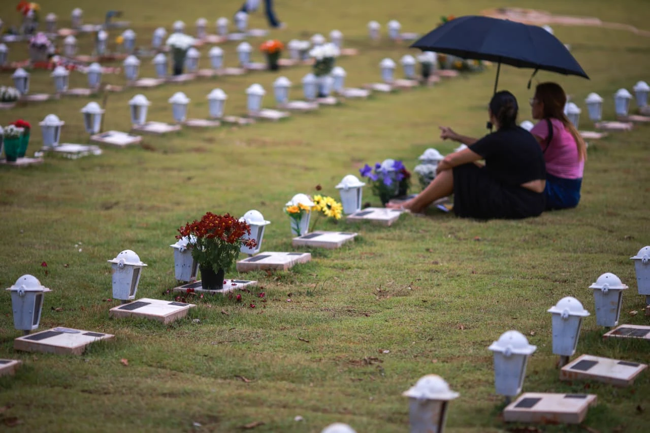 Reflexão e saudade: cemitérios do DF ficam lotados no Dia de Finados