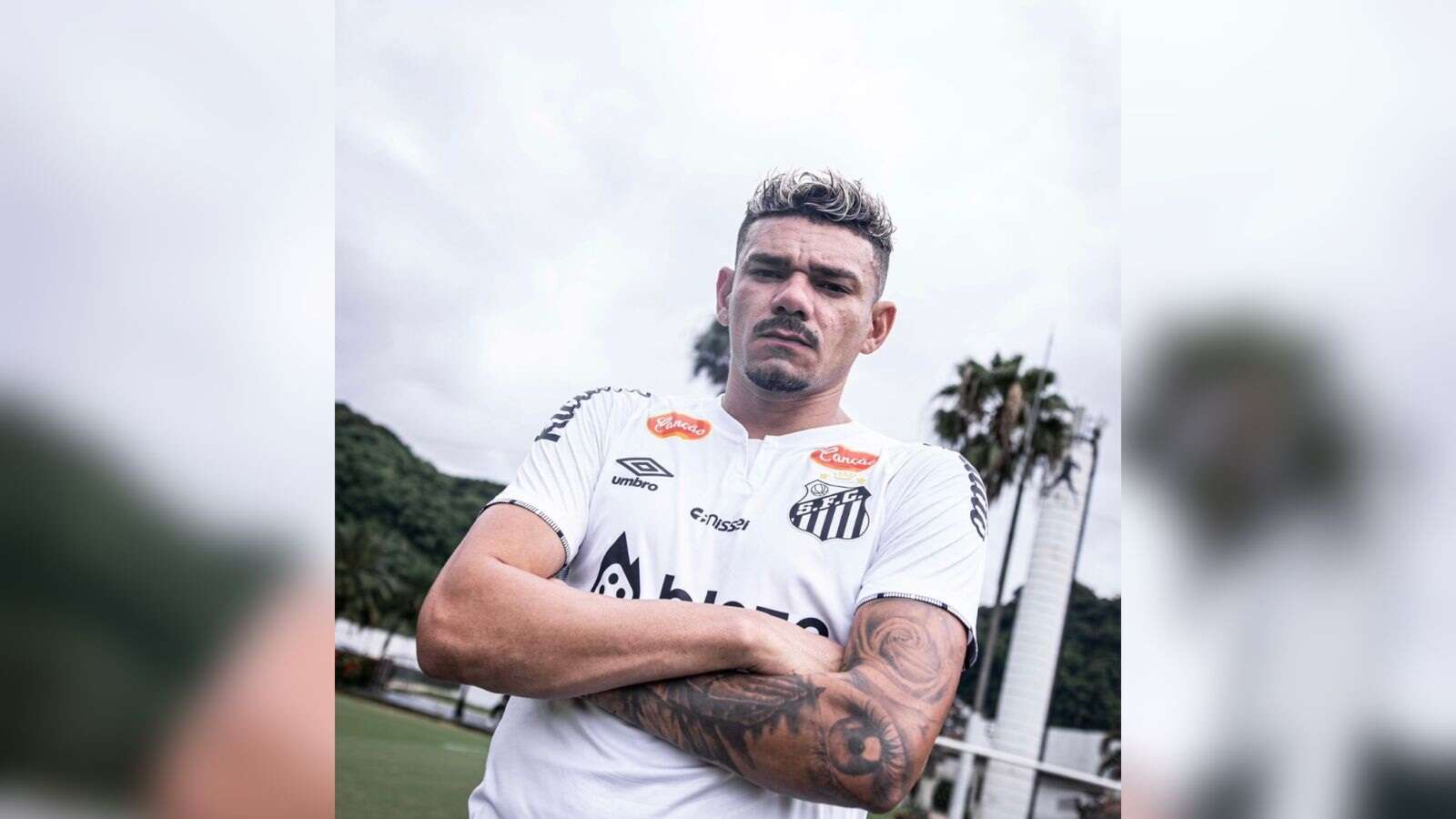 Santos anuncia chegada de Tiquinho Soares, ex-Botafogo