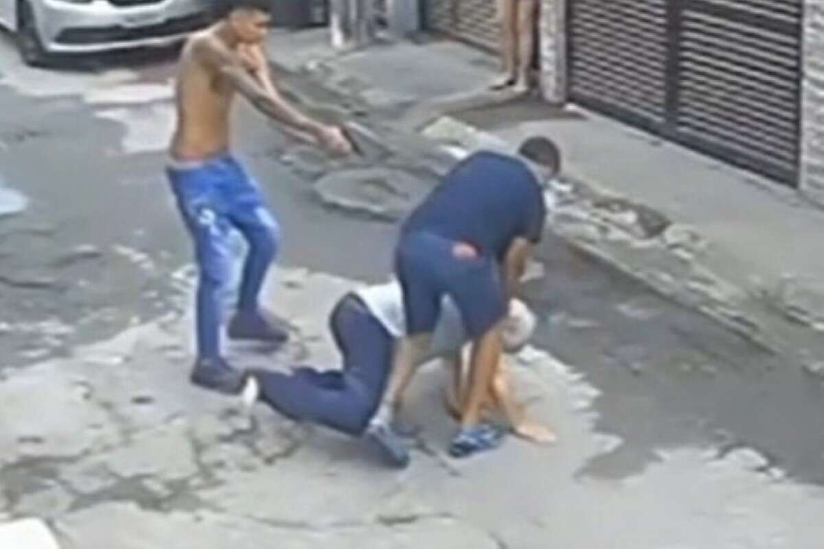 Vídeo: idoso leva rasteira e é agredido durante tentativa de assalto