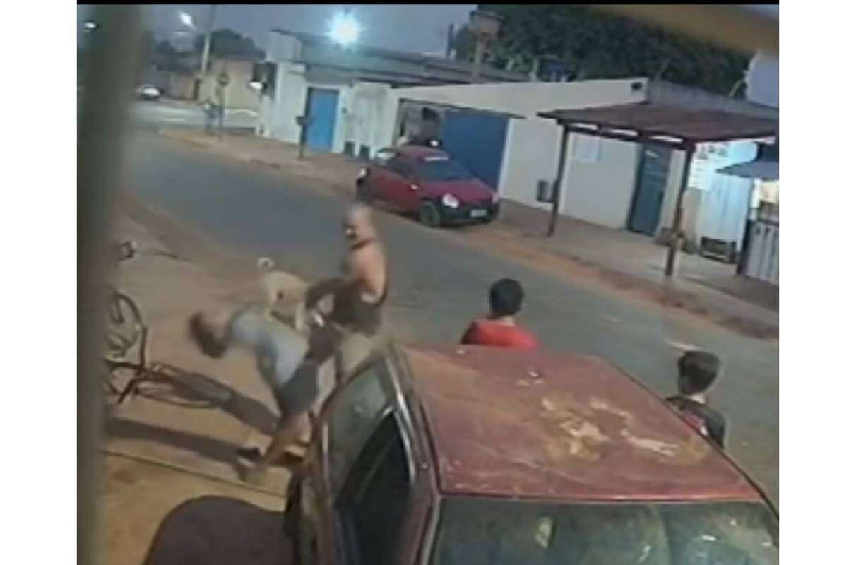 Justiça libera homem que agrediu criança por manga. Vítima relata medo