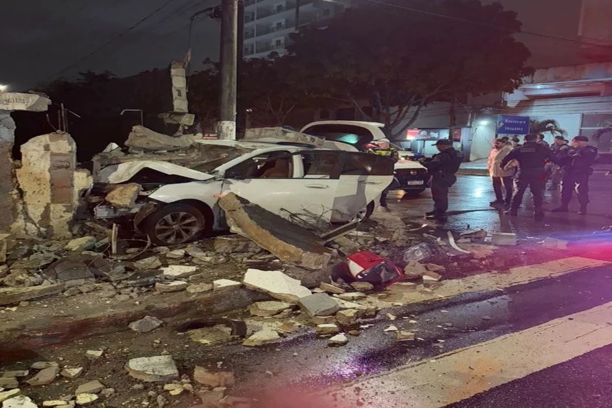 Vídeo: homem derruba muro e causa acidente ao tentar fugir de blitz