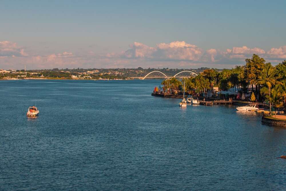 Quatro pessoas são resgatadas no Lago Paranoá após caírem de barco 