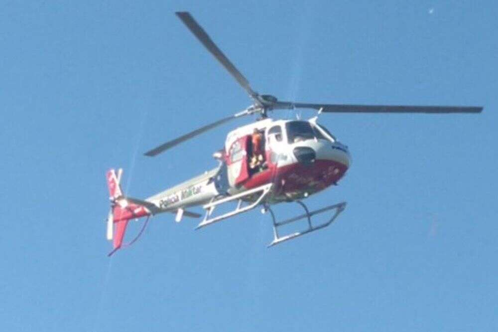 Guarda-sol machuca banhistas após helicóptero da PM sobrevoar praia