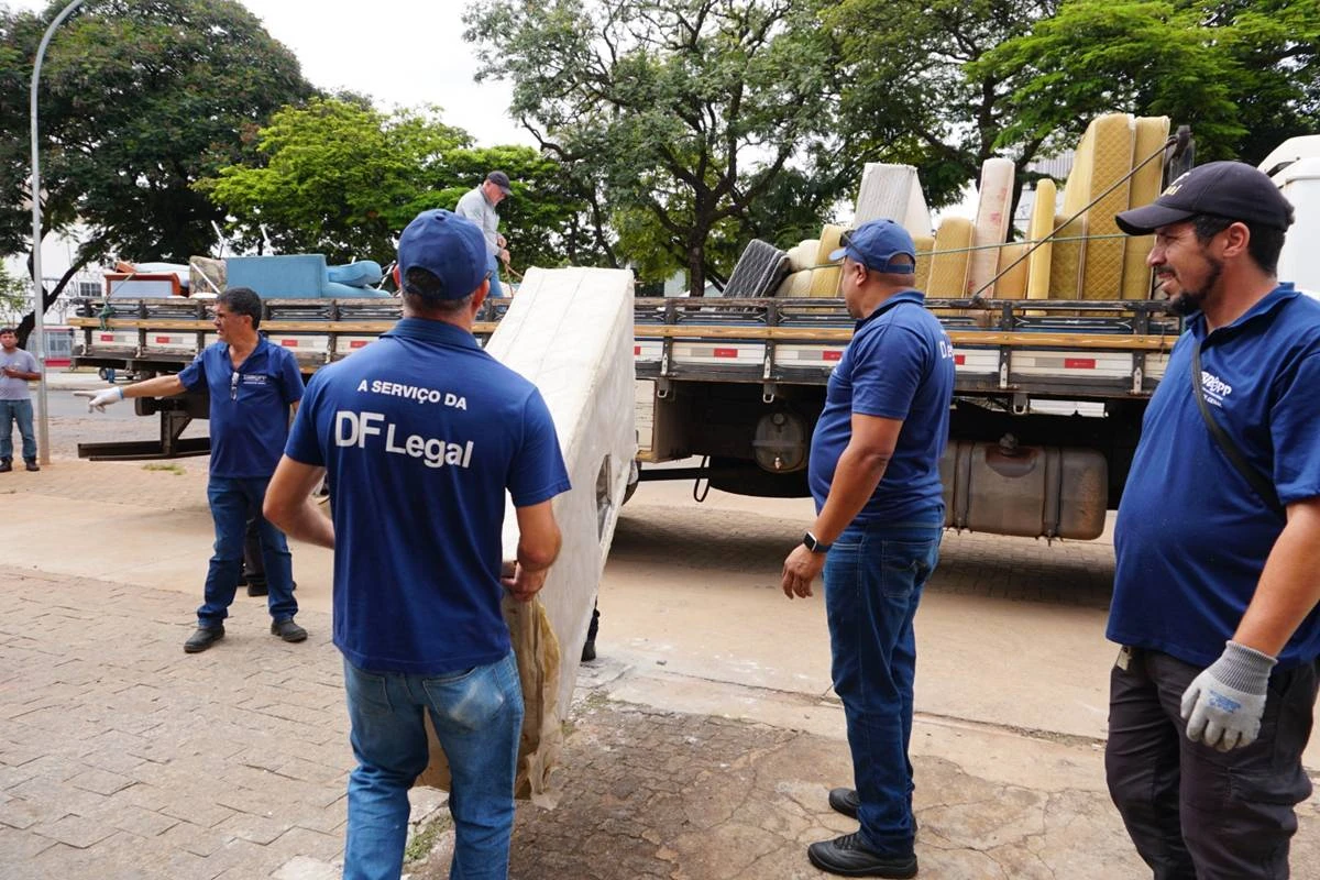 Vídeo: DF Legal apreende camas e sofás em pousadas ilegais na Asa Sul