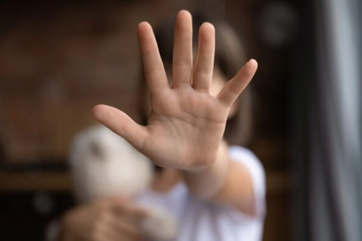 Abraçada a ursinho, namorada de garoto que matou família choca em depoimento: “Nem chorou”