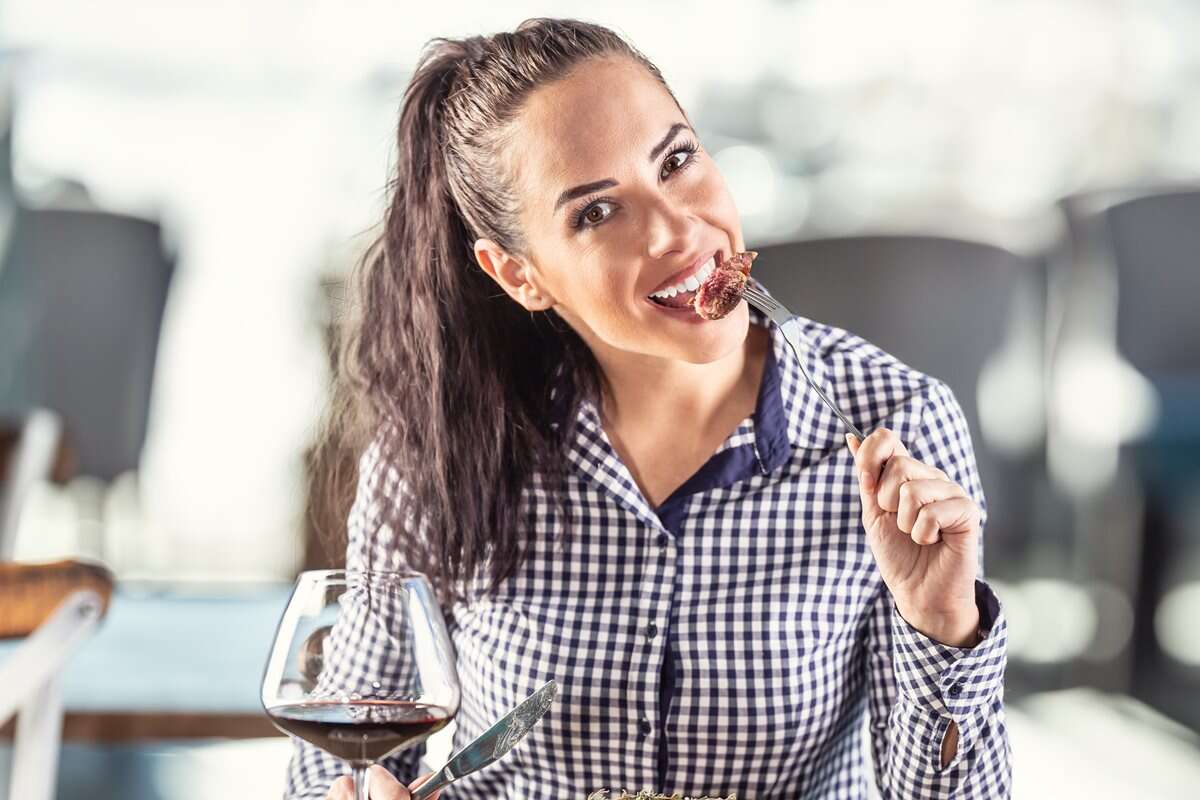 Comer um tipo de carne vermelha eleva o risco de demência, diz Harvard