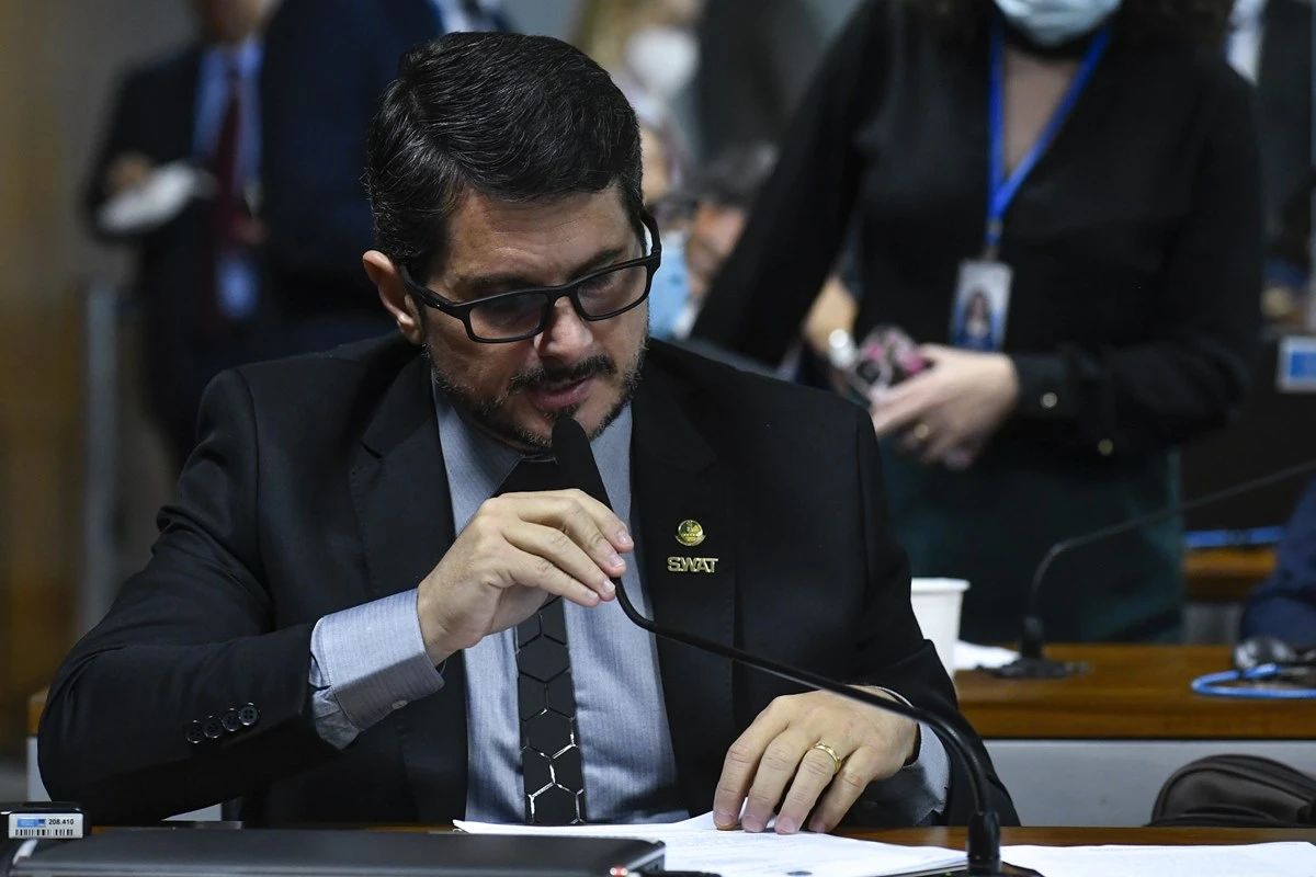 Moraes autoriza Do Val a participar de sessões no Senado após às 19h