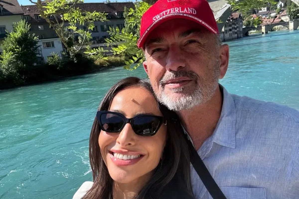 Sabrina Sato faz apelo por orações pelo pai após cirurgia