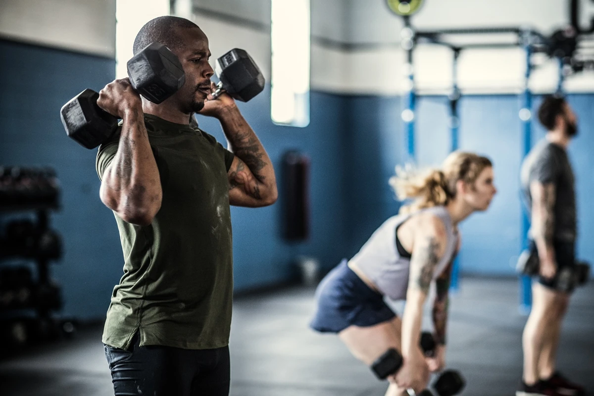 Mais carga ou repetições? Como montar treino para ganhar massa rápido