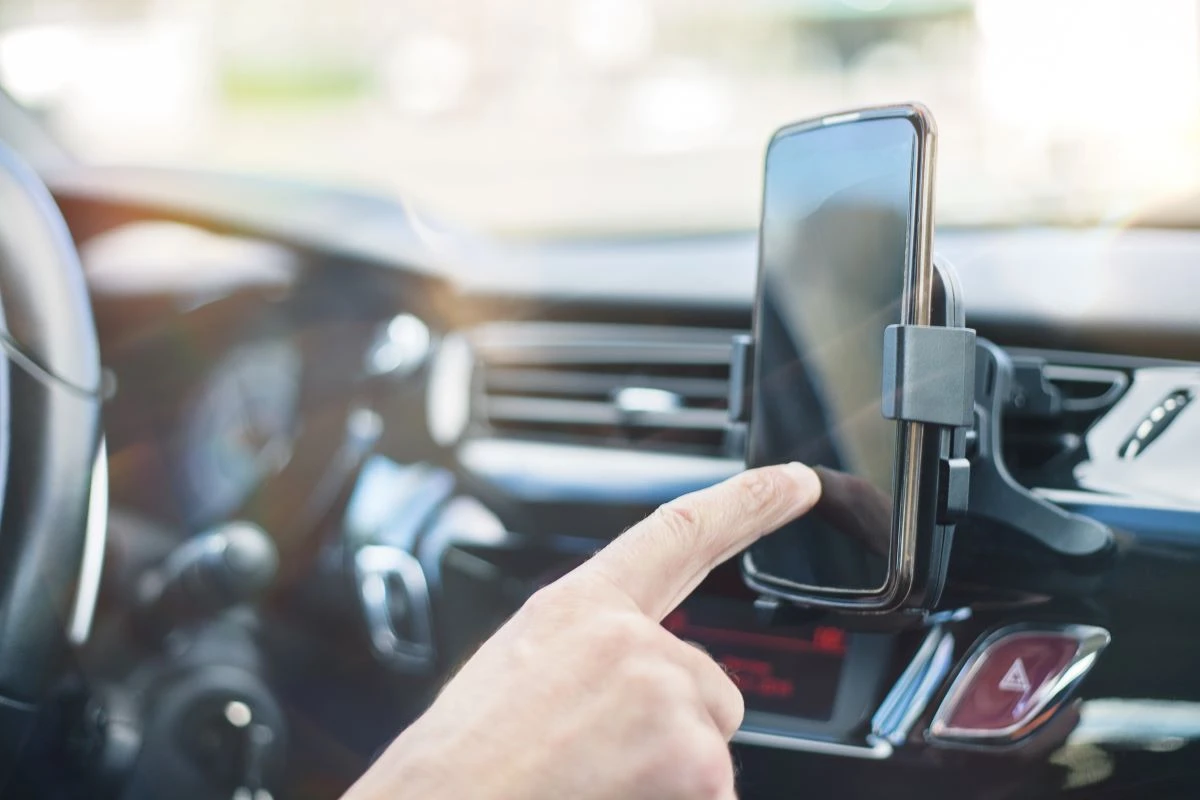 Vídeo: prefeito de Goiânia flexibiliza uso de celular por motoristas