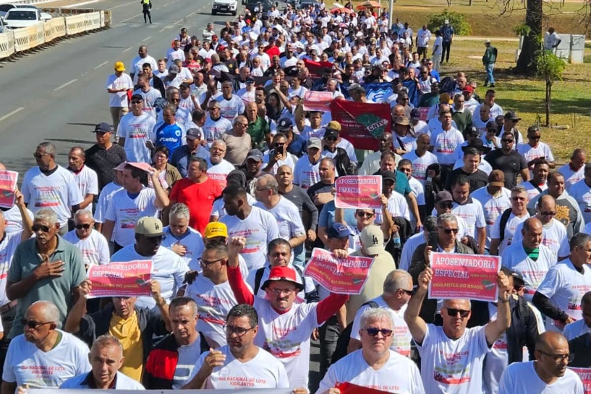 Em protesto, vigilantes cobram recuperação da aposentadoria especial