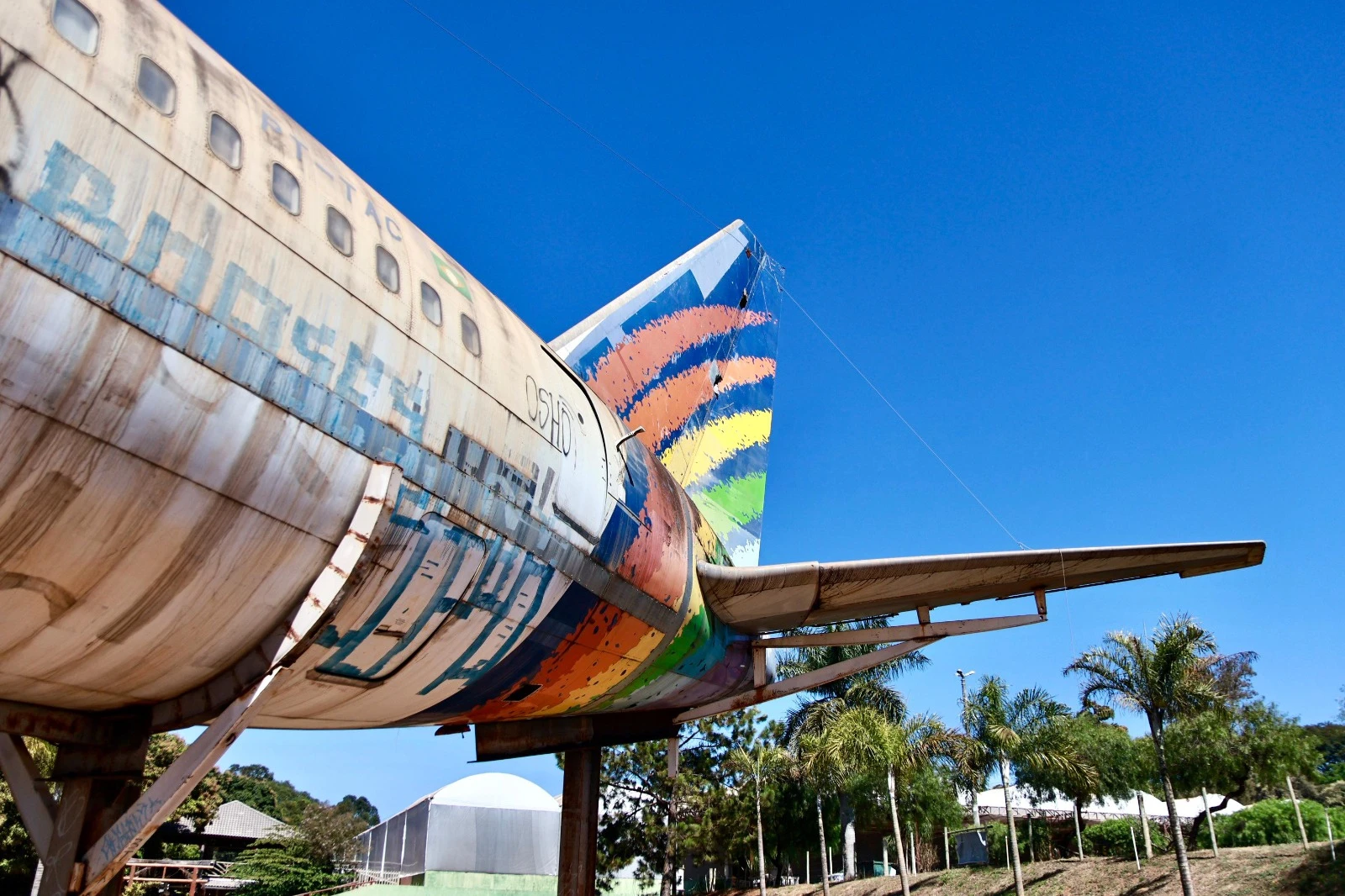 Icônico avião estacionado em Taguatinga tem destino selado. Entenda
