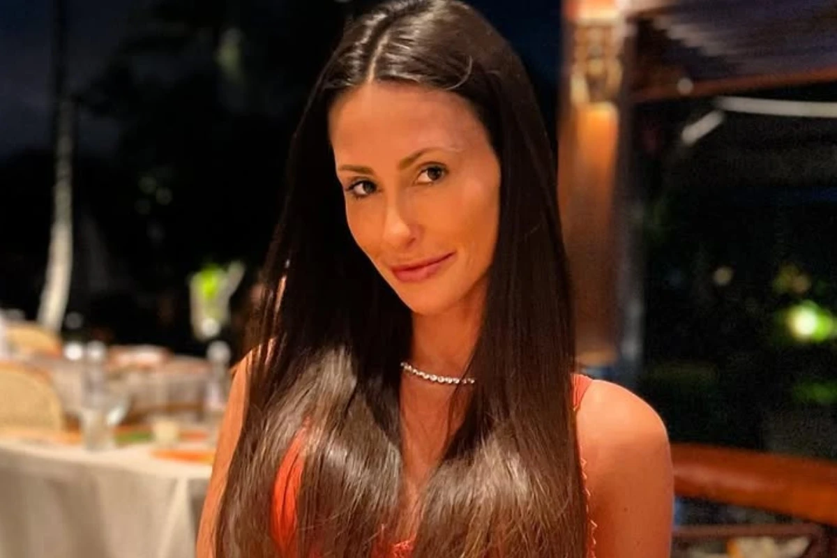 Influencer diz que foi esfaqueada ao descobrir romance do pai com babá