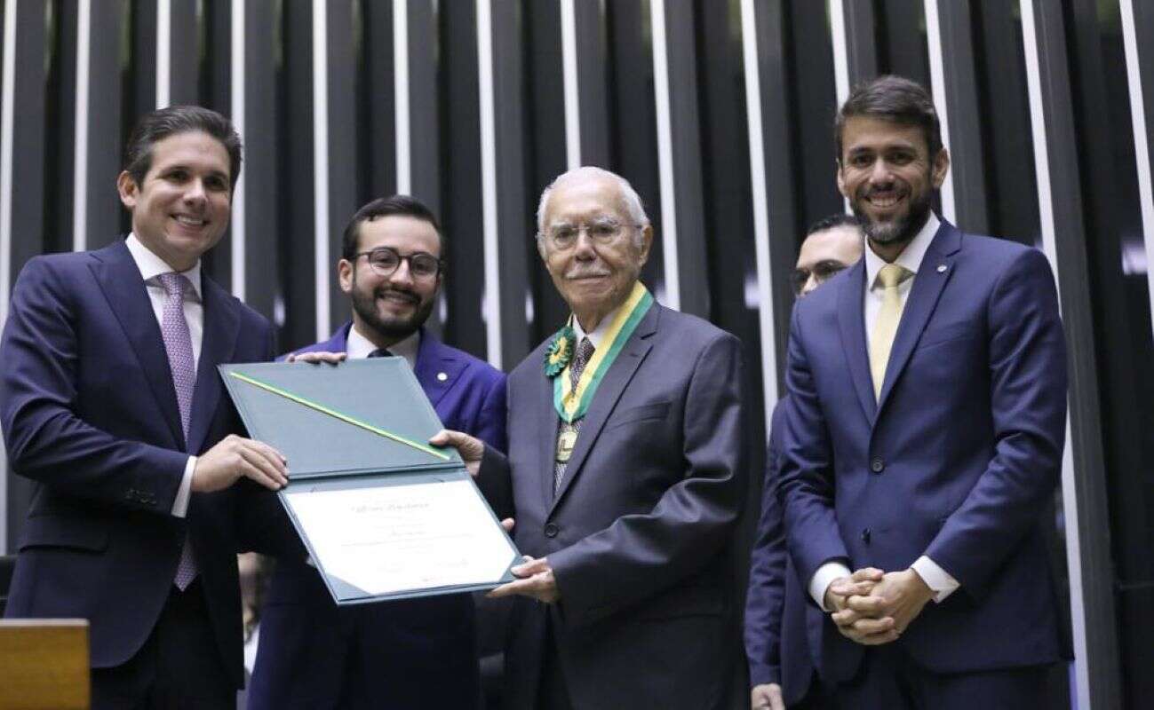 Câmara faz sessão em homenagem aos 40 anos de redemocratização