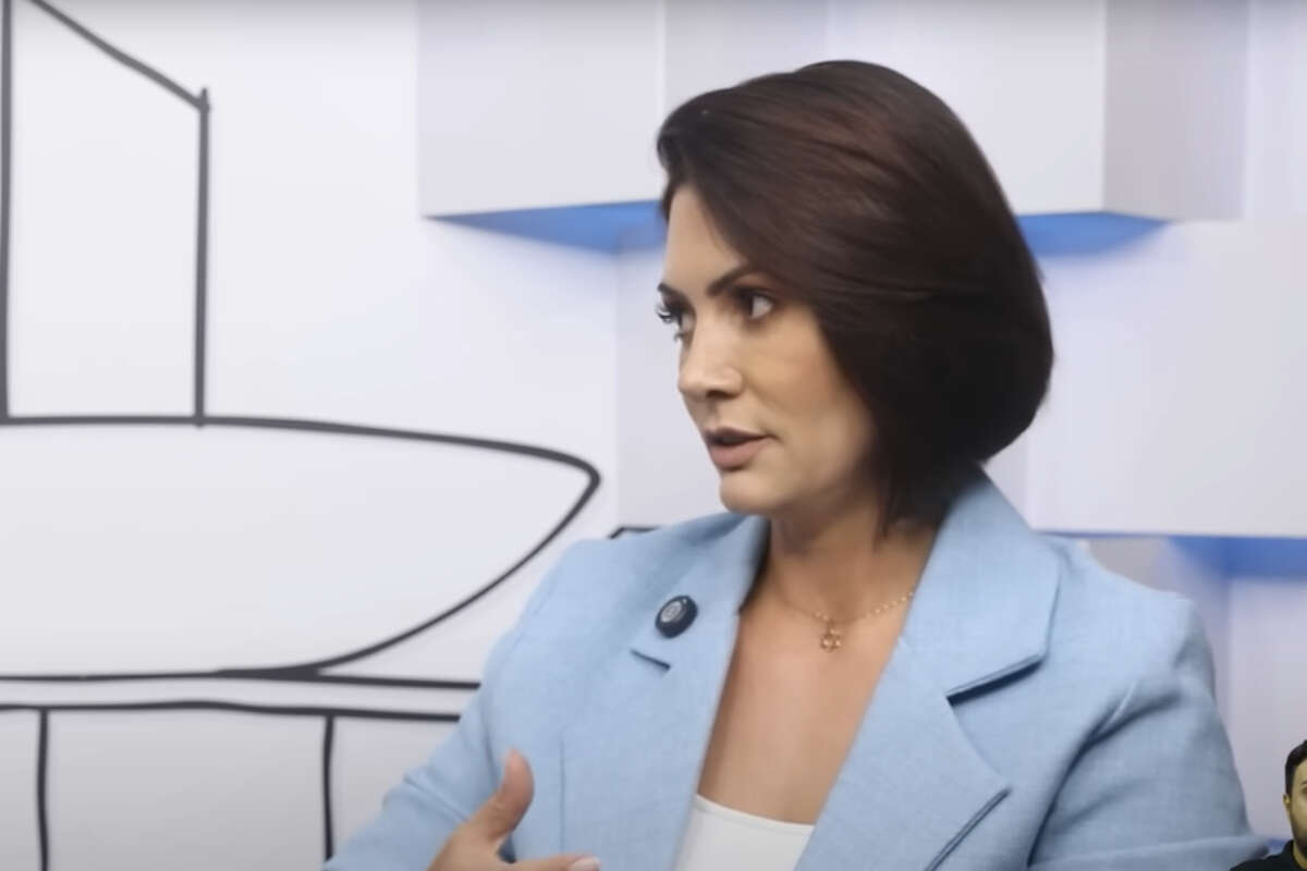 “Sou obrigada a conviver”, diz ex-primeira-dama sobre Carlos Bolsonaro