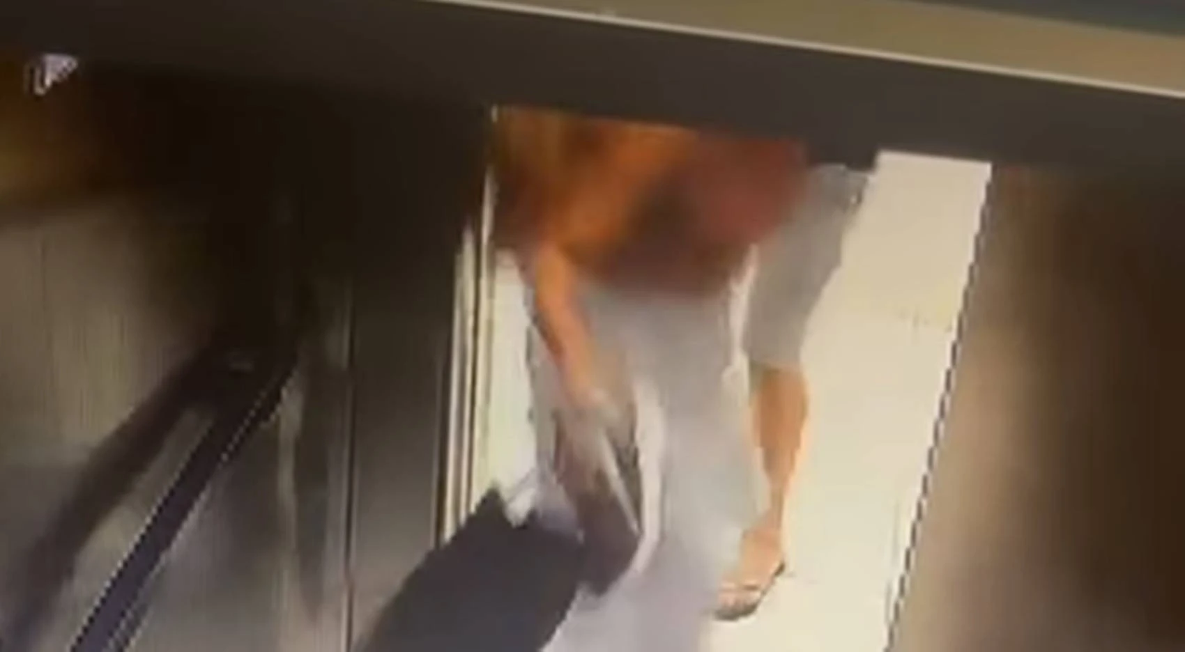 Mulher é arrastada pelos cabelos por namorado em hotel. Vídeo
