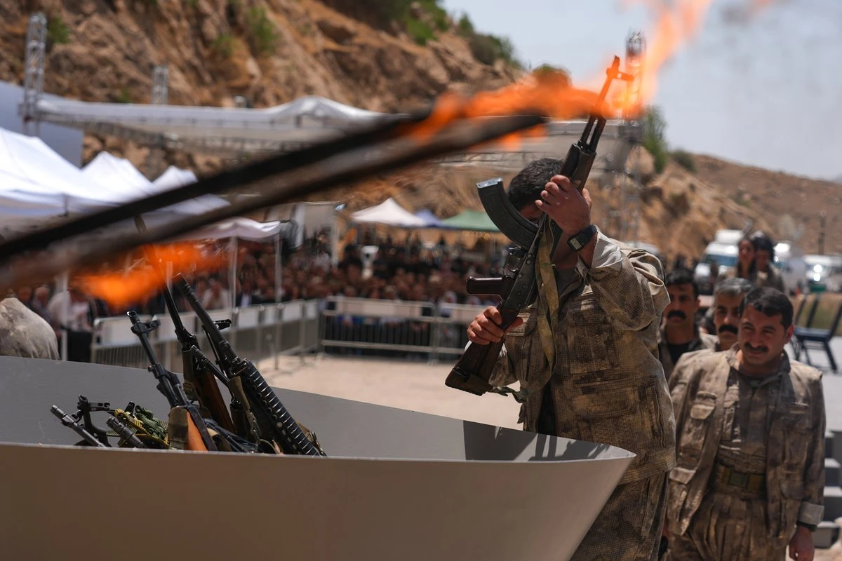 PKK cumpre promessa de fim da luta armada na Turquia e queima fuzis