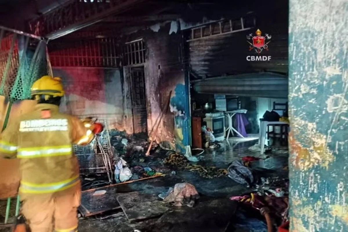 Vídeo: mulher mostra como ficou casa incendiada com os filhos dentro
