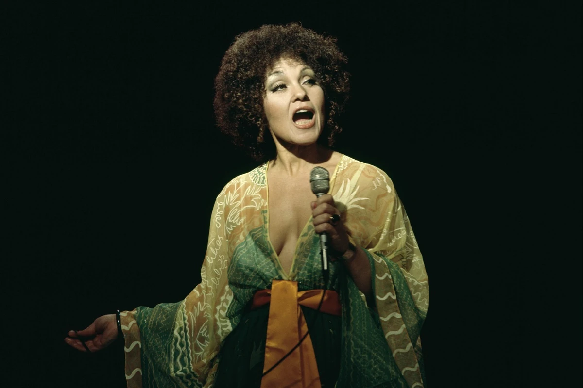Morre Cleo Laine, cantora de jazz britânica, aos 97 anos