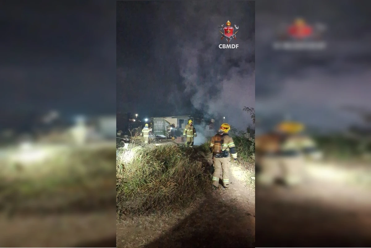Casa fica destruída após ser atingida por um incêndio em Planaltina