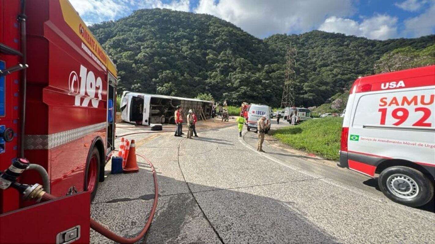 Ônibus com destino ao Beto Carrero tomba e deixa feridos em SC