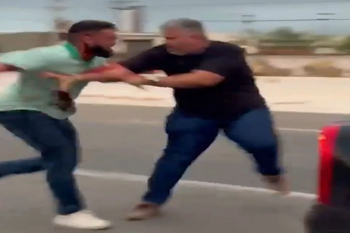 Após batida, motoristas se esfaqueiam no meio do trânsito. Vídeo