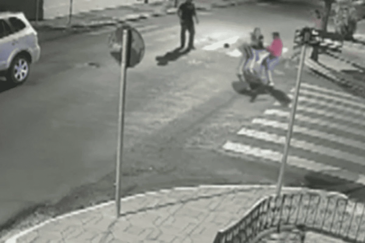 Grávida é agredida com socos e puxões de cabelo no meio da rua. Veja