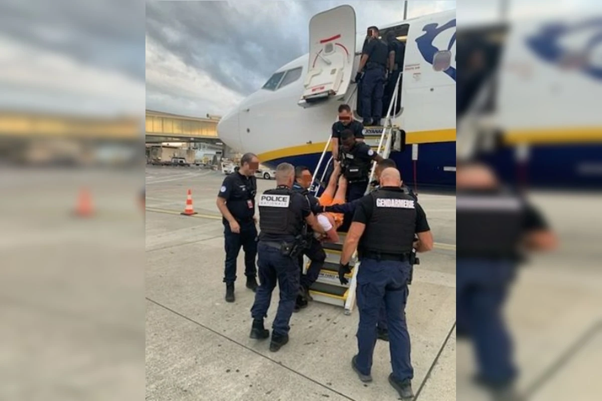 Passageiro bêbado provoca tumulto e tenta abrir porta de avião. Vídeo