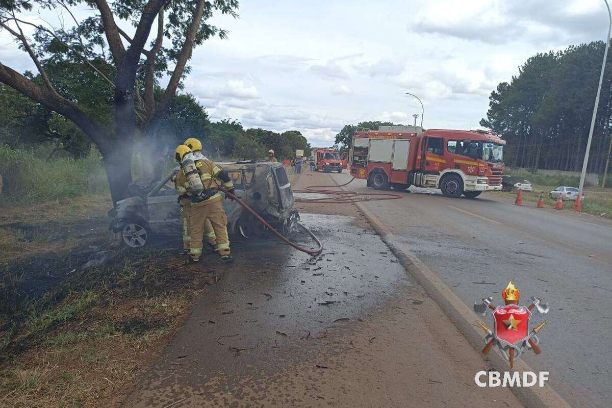 Duas pessoas morrem após carro bater em árvore e pegar fogo no DF