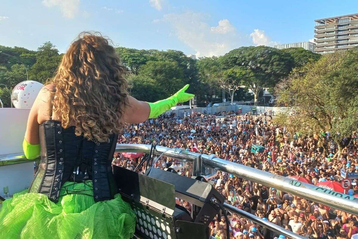 Multidão vibra com show de Daniela Mercury em bloco no Ibirapuera