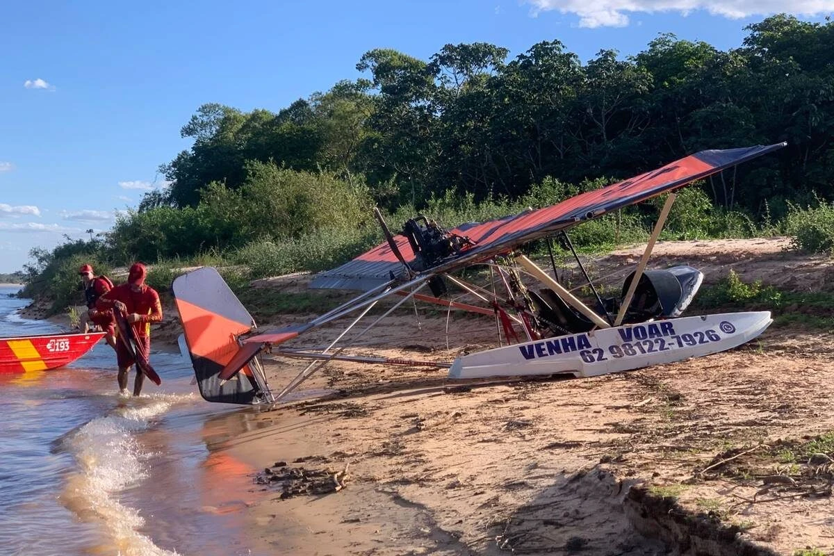 Piloto afunda aeronave no Araguaia e é resgatado por bombeiros. Vídeo