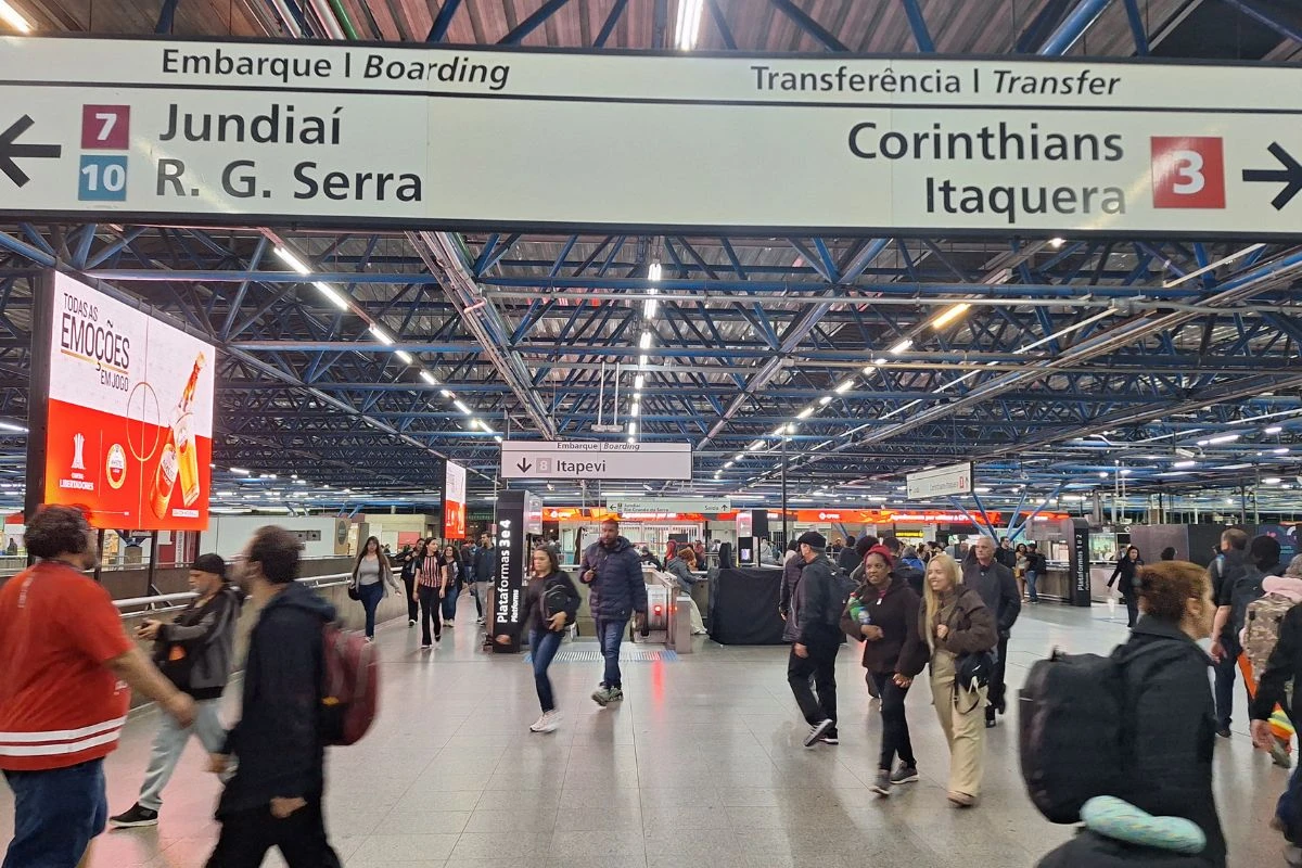 Viagem mais longa e baldeação: passageiros criticam fim do serviço 710