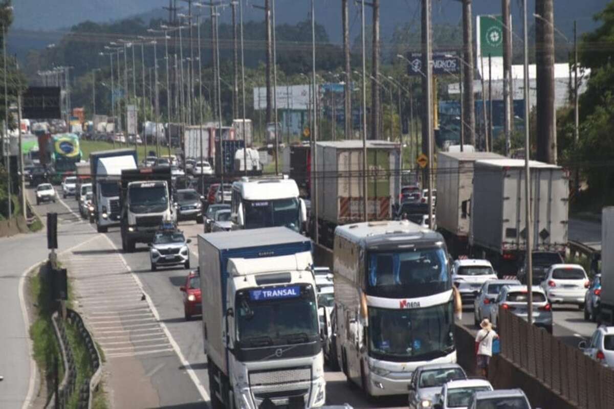 Motoristas enfrentam congestionamentos pesados na BR-101 em SC