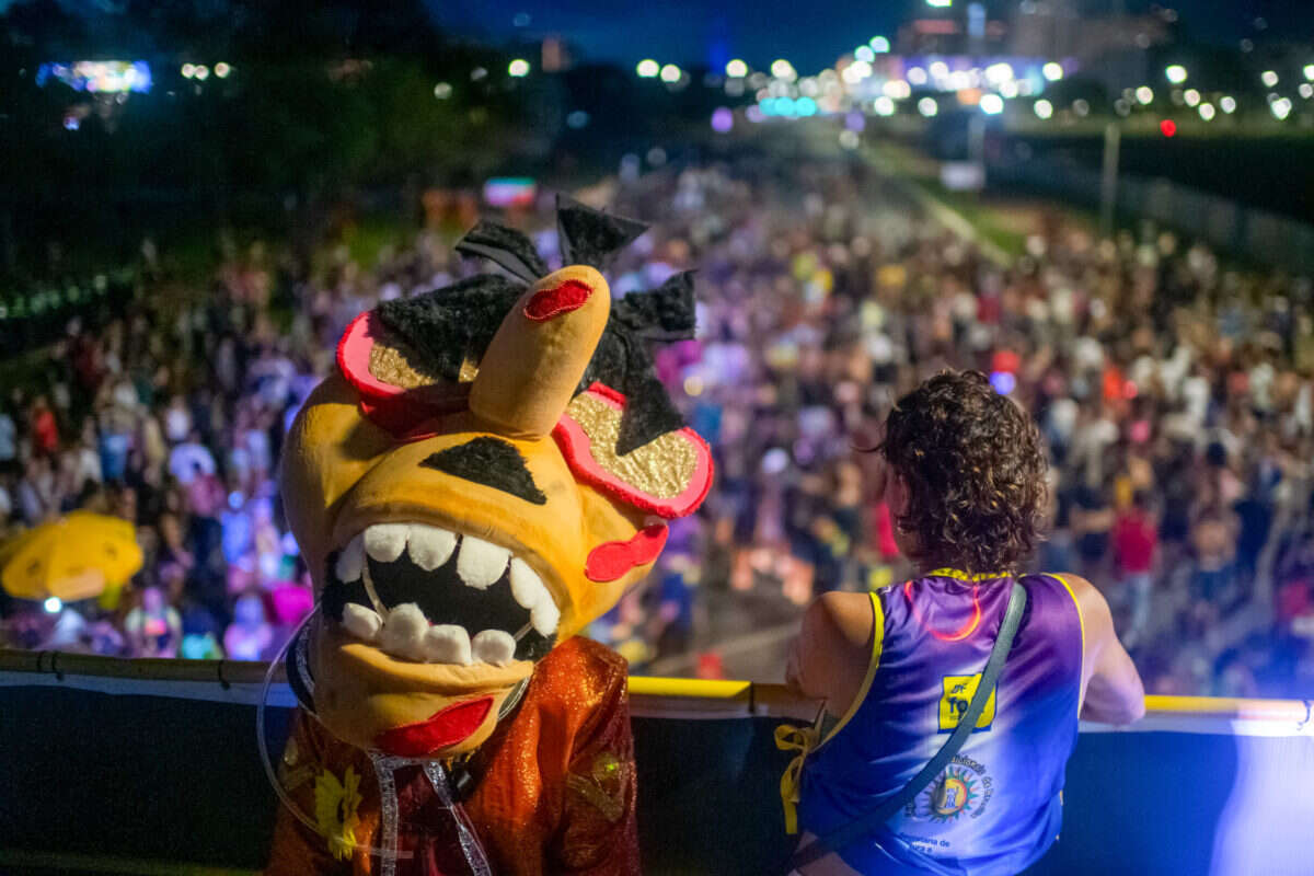 Vídeo: Raparigueiros arrasta mar de foliões no Eixo Monumental