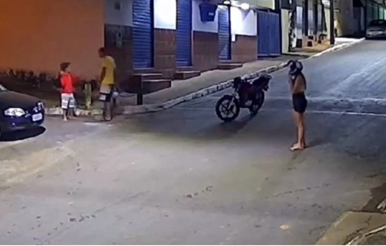 Motociclista agride idoso com golpes de capacete no meio da rua. Vídeo