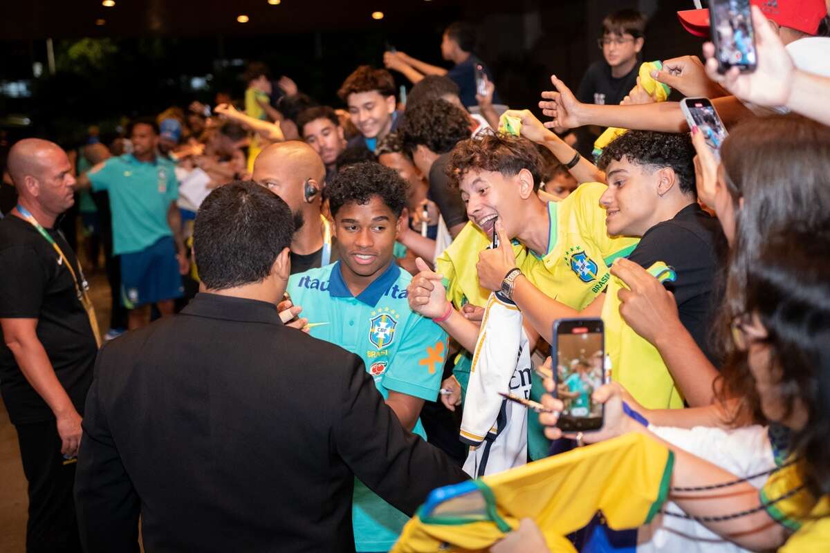 Torcida do DF lota hotel da Seleção na véspera de jogo com a Colômbia