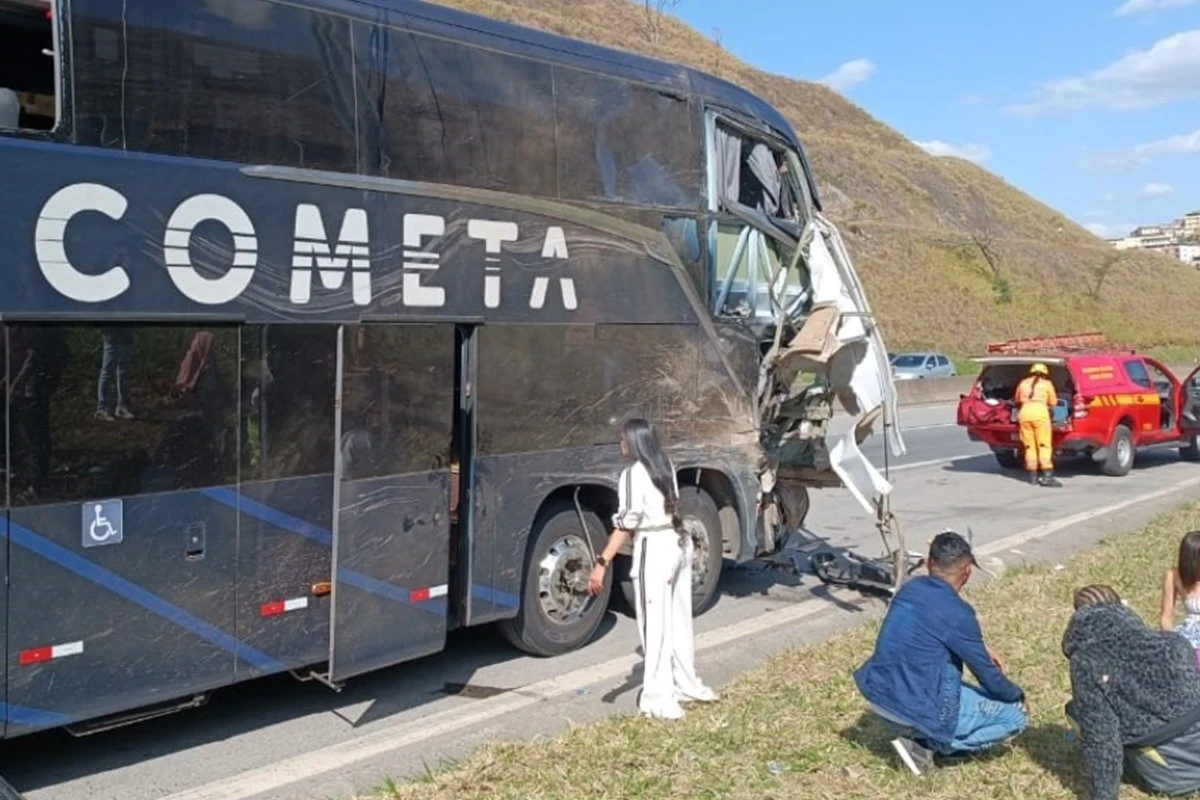 BR-040: ônibus é atingido após parar para passageiro e deixa mortos