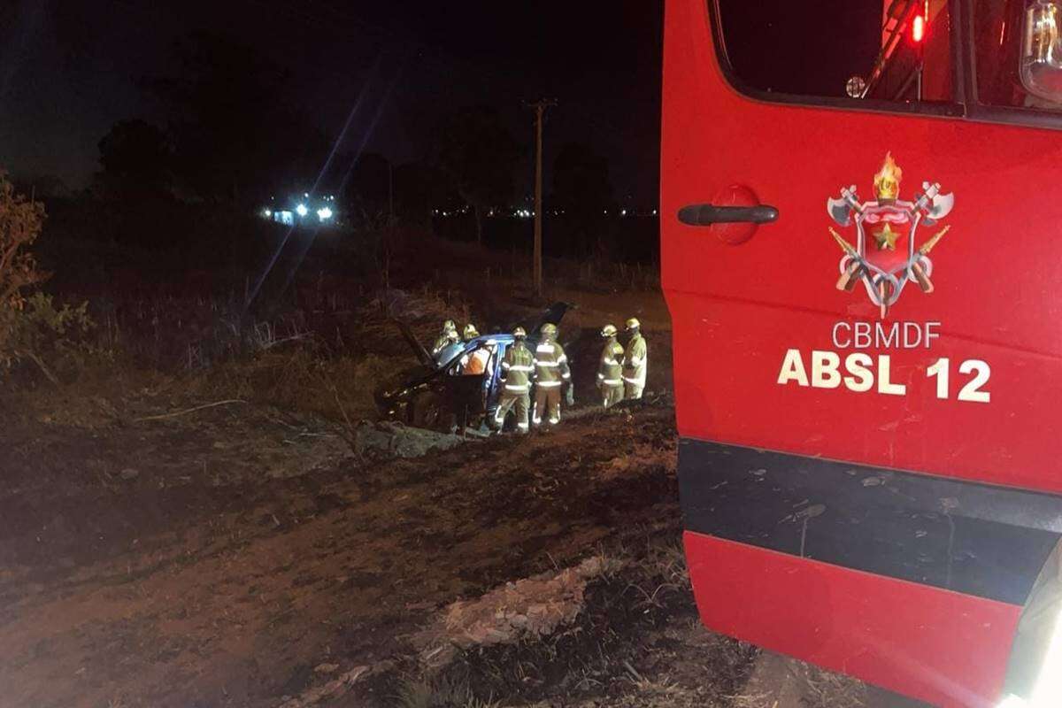 Carro sai da pista, capota e deixa passageira ferida na DF-290