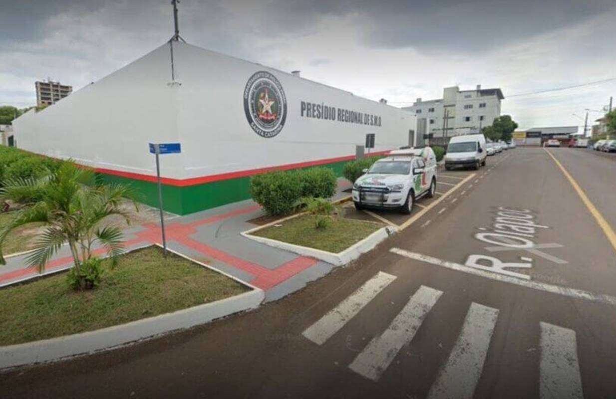 Mulher presa por matar marido morre de infarto logo depois em presídio