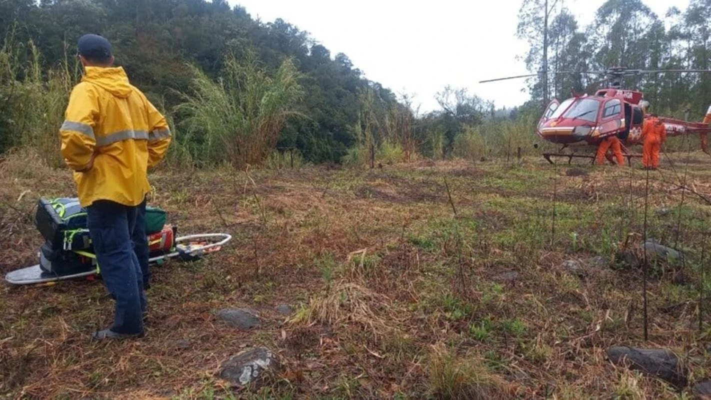 SC: grupo mobiliza bombeiros após ficar ilhado em acampamento. Vídeo
