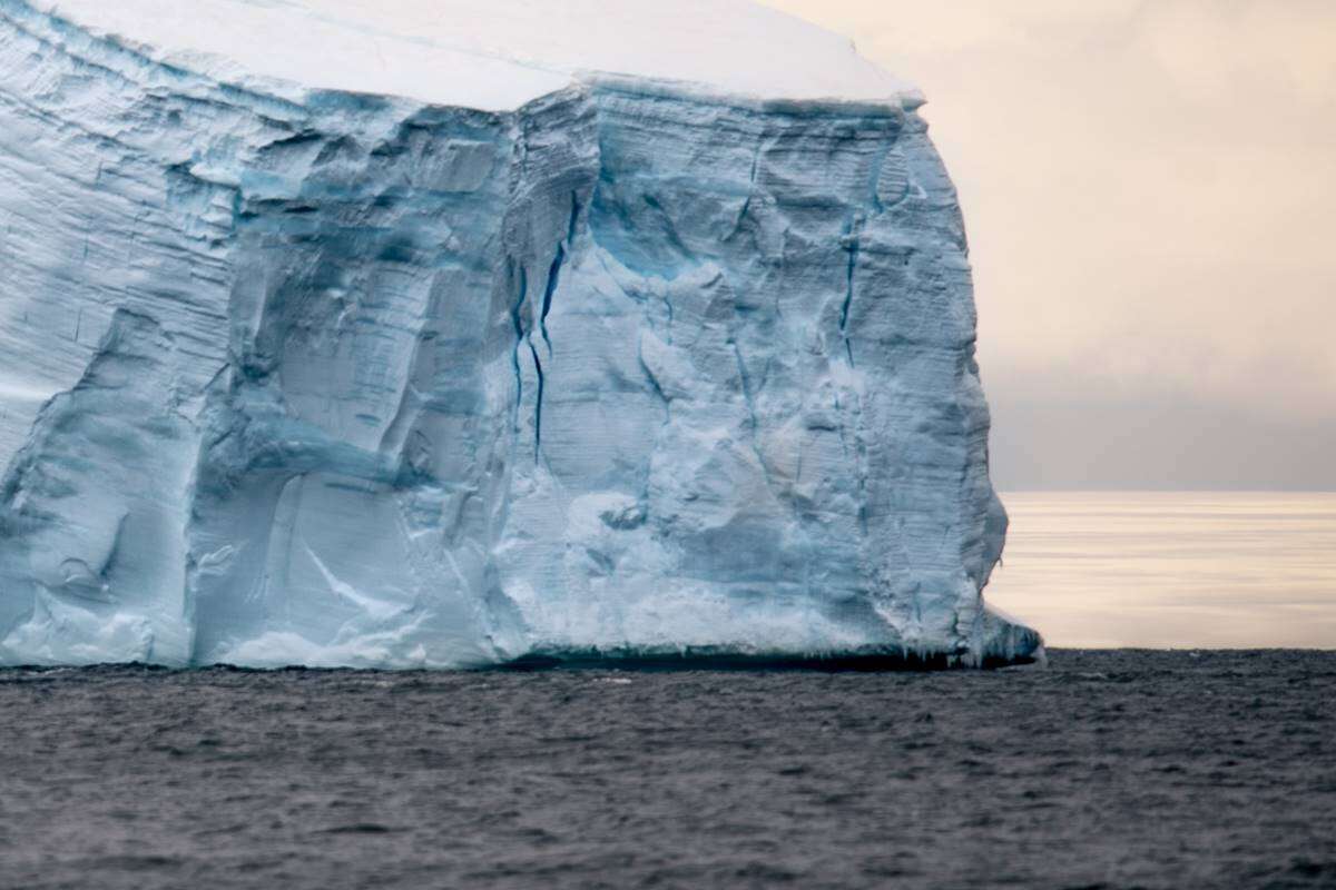 O triplo de SP: maior iceberg do mundo se move para o Oceano Antártico