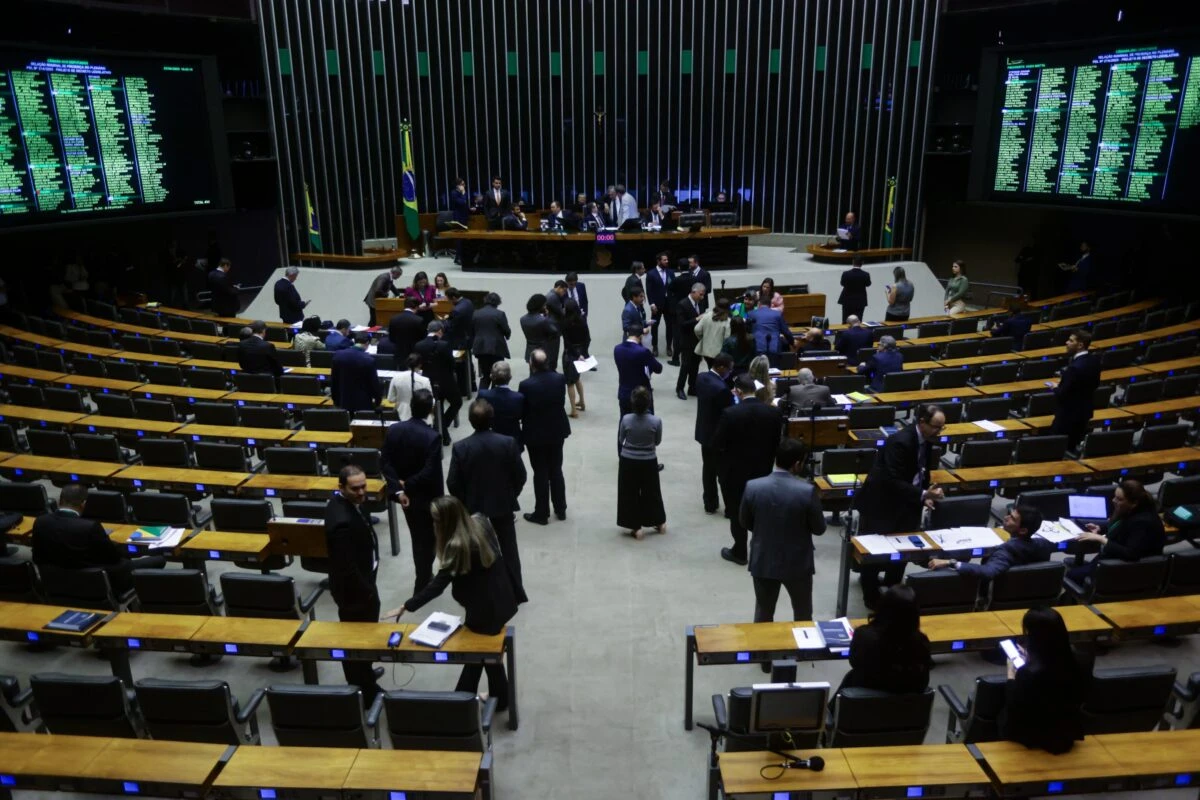 Ex-ministros e até petista: quem traiu governo Lula na votação do IOF