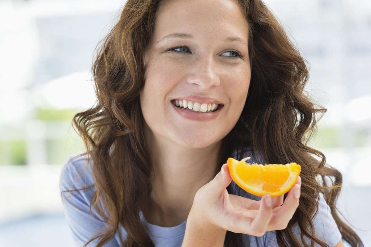 Confira o melhor horário para comer laranja e por que evitá-la à noite