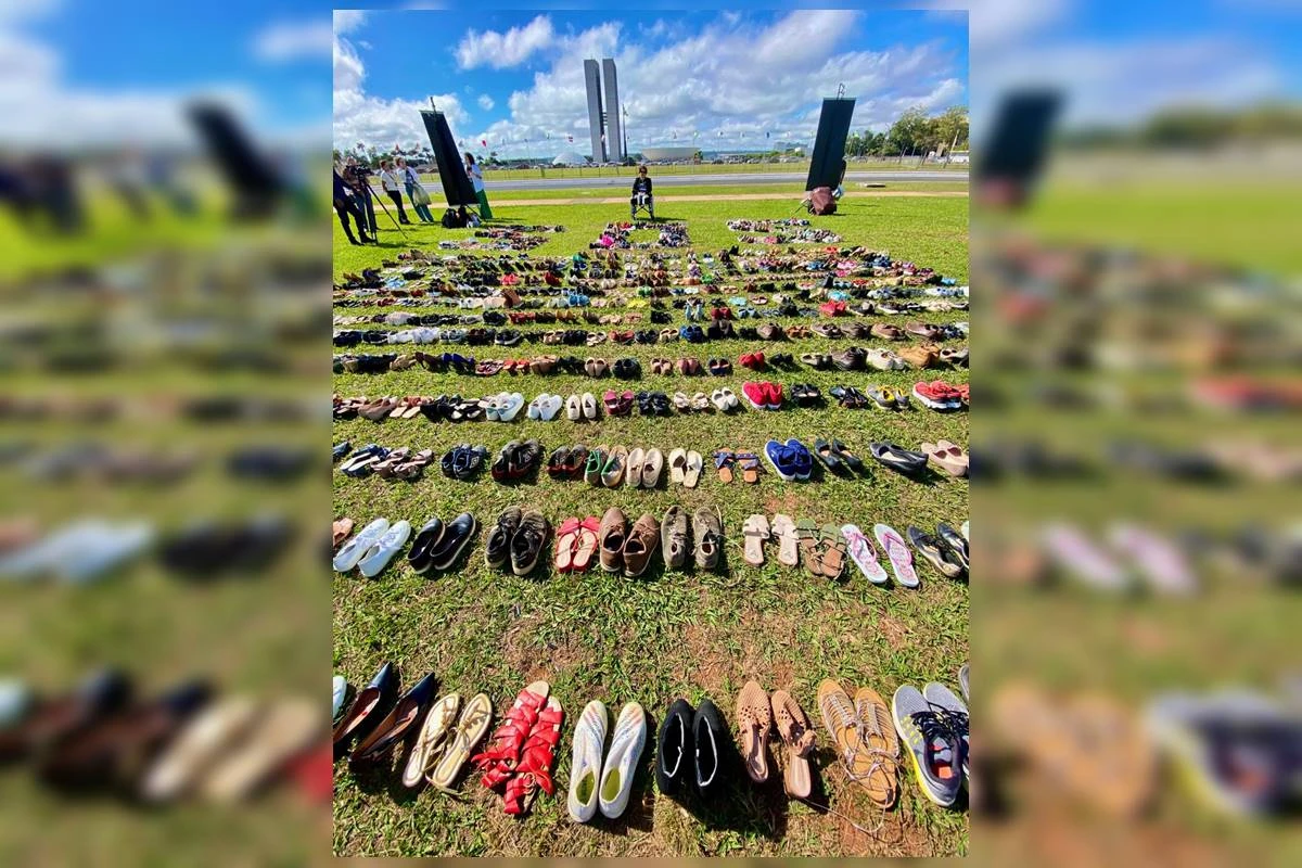 Ato por visibilidade à síndrome rara espalha 950 sapatos na Esplanada