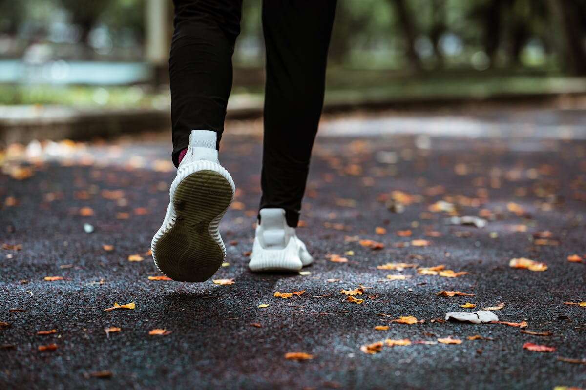 Caminhada contínua ou com pausas? Veja qual queima mais calorias