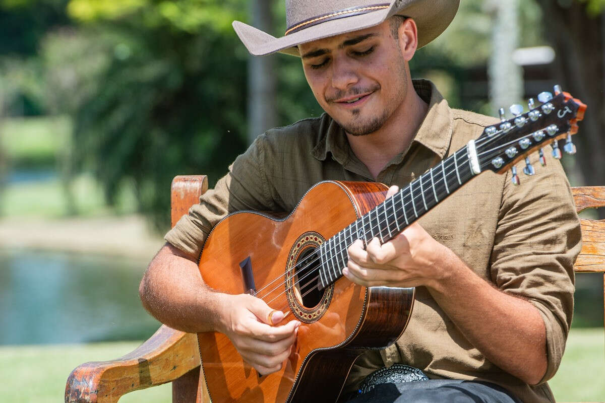 Conheça Gabriel Sales, cantor que viralizou com música em A Fazenda 16